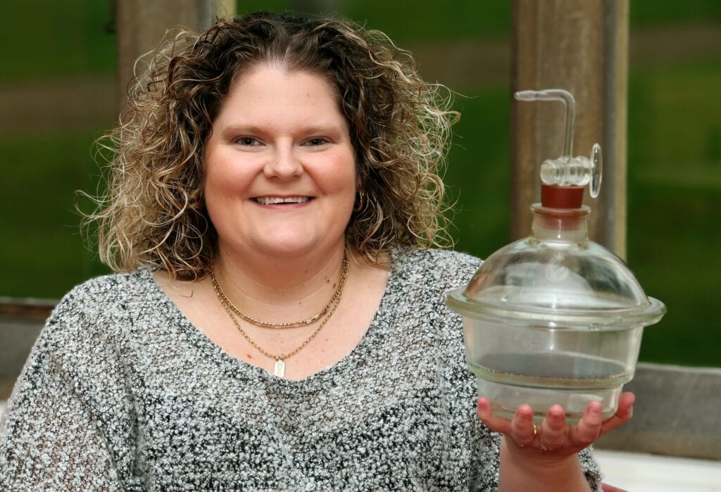 Louise Joy Brown poseert met de pot waarin haar embryo werd geïncubeerd.