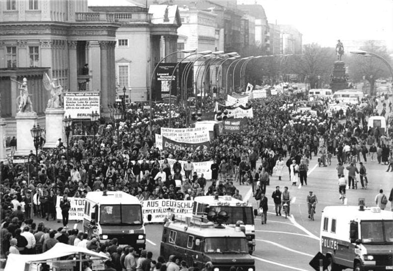 Demonstratie in Berlijn tegen nationalisme en racisme. Actievoerders toonden spandoeken met Nie wieder Deutschland erop. 3 november 1990.