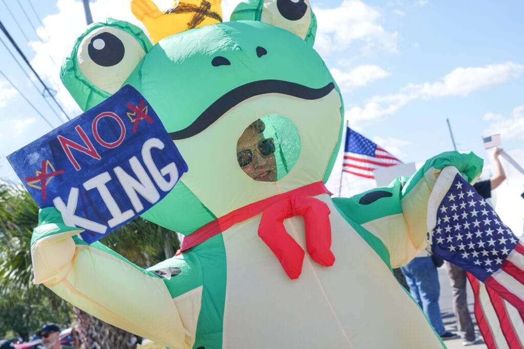 Tijdens No Kings-protesten tegen de regering Trump hijsen demonstranten zich in kikkerpakken. Charleston, 18 oktober 2025.