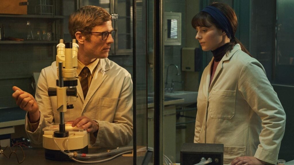 James Norton als Robert Edwards en Thomasin McKenzie als Jean Purdy in de film Joy. Bron: Netflix.