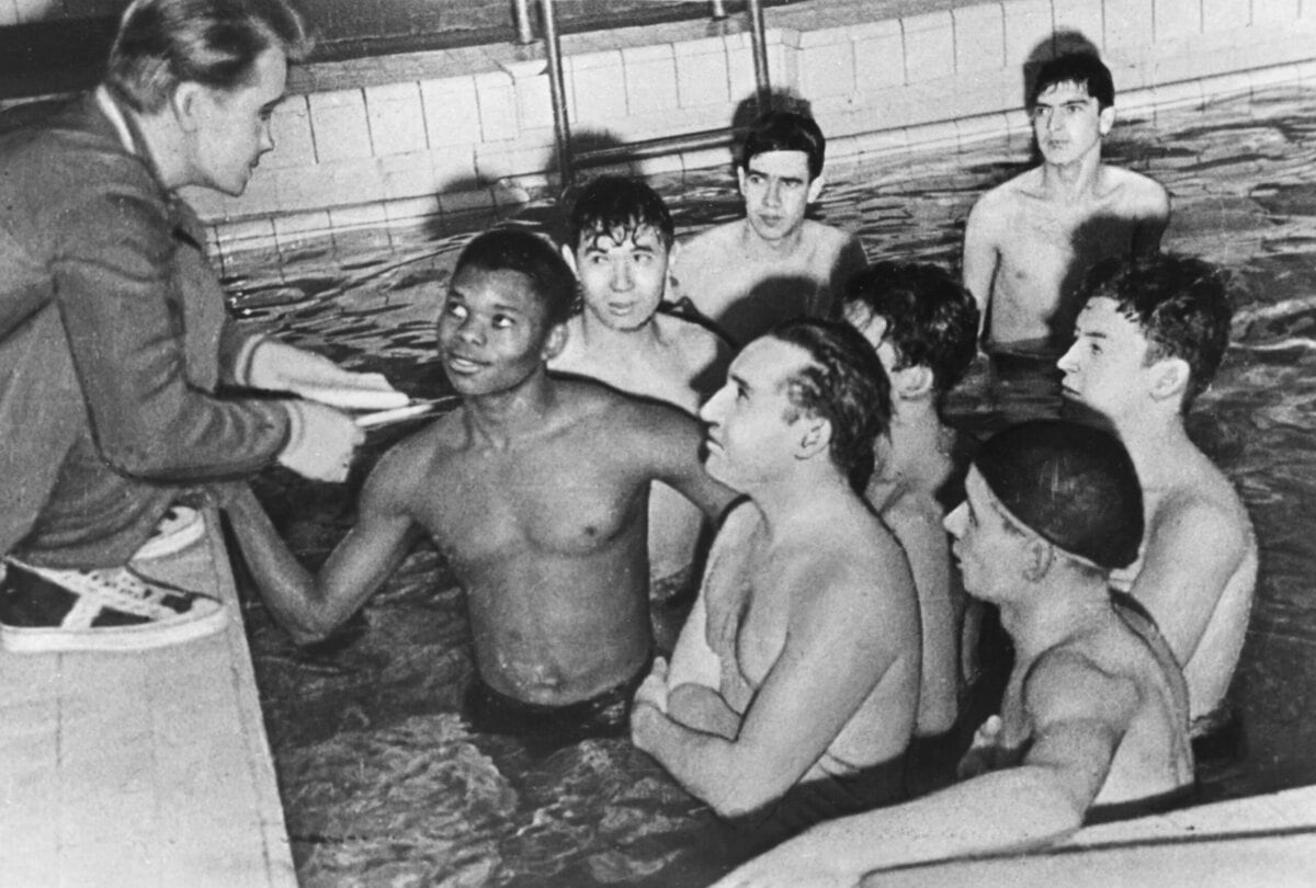 Studenten sporten in het zwembad van de Patrice Lumumba Universiteit, 4 april 1961.