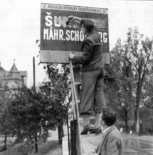 Sudeten-Duitsers vegen een Tsjechische naam uit na de Duitse annexatie van Sudetenland in 1938.