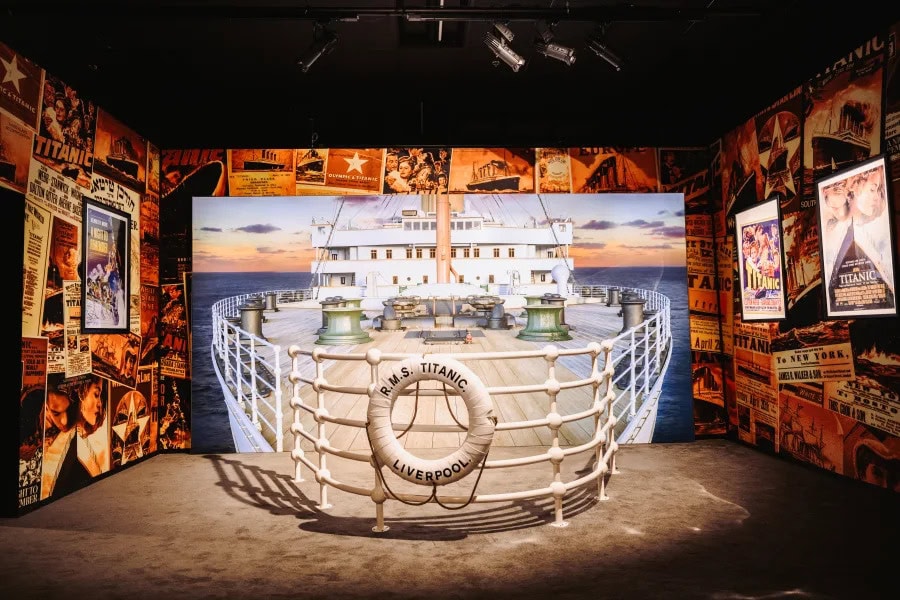 Op de boeg van de Titanic kunnen bezoekers foto's maken.