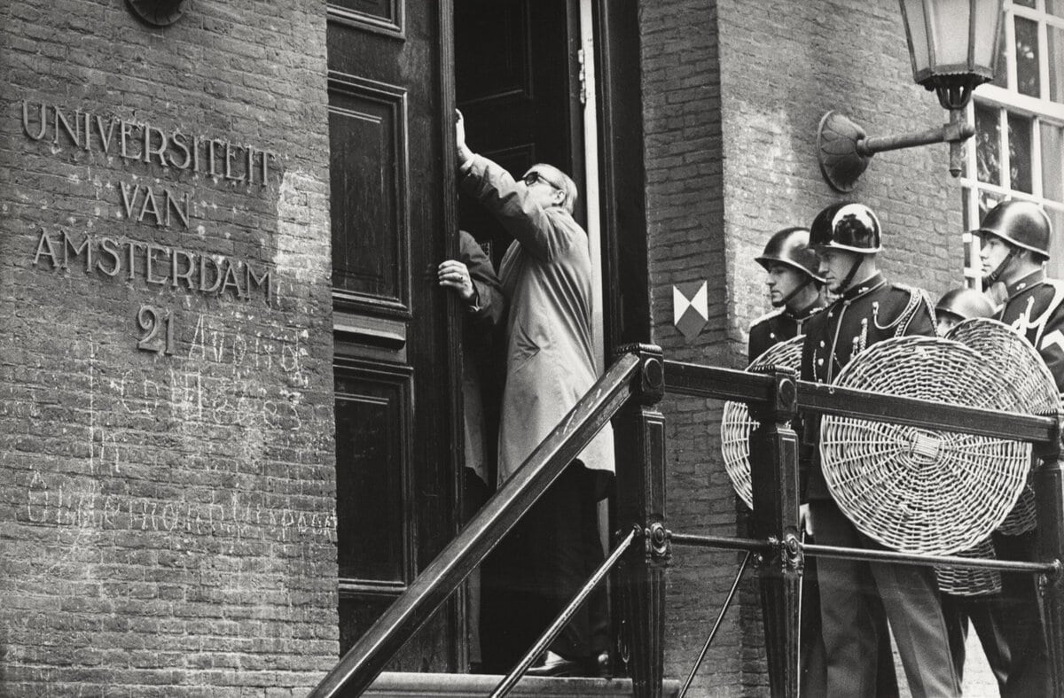 Agenten wachten voor de deur van het Maagdenhuis. Amsterdam, 21 mei 1969.