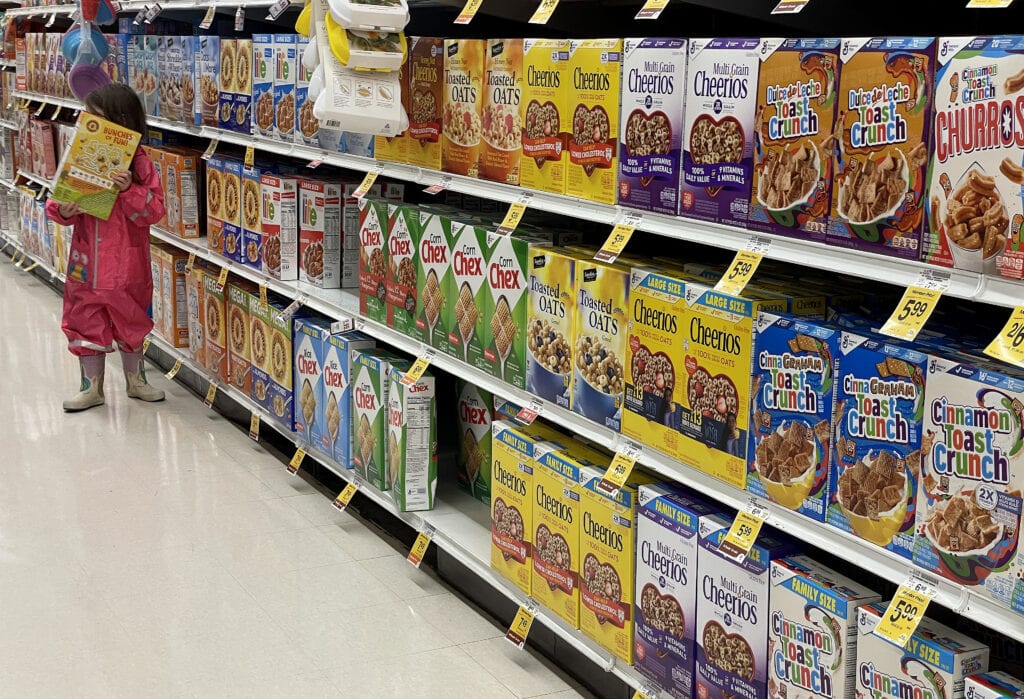 Cornflakes in talloze smaken staan op kinderhoogte in het schap. San Anselmo, Californië, 2023.