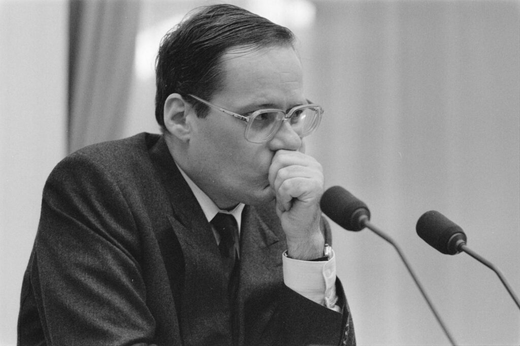 Deetman in de Tweede Kamer in 1987.