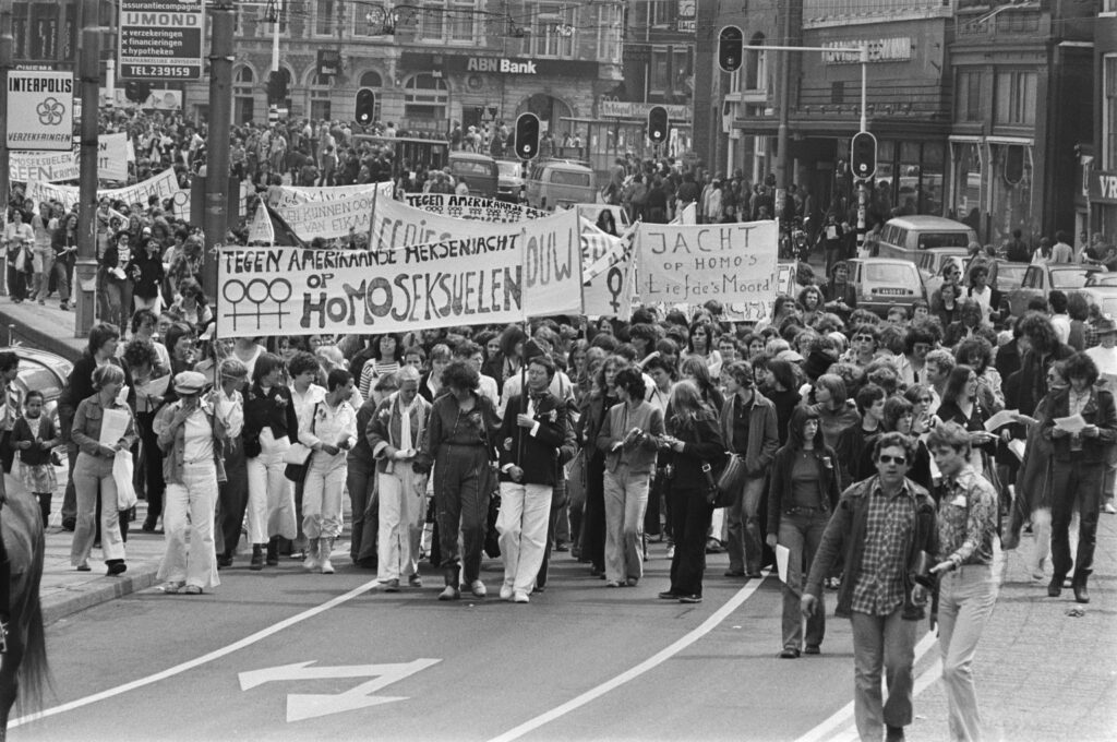 Tijdens de eerste 'homomars' in Amsterdam protesteren demonstranten tegen de behandeling van homoseksuelen in Amerika, 1977.