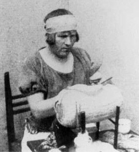 Dora Richter bezig met kantklossen.