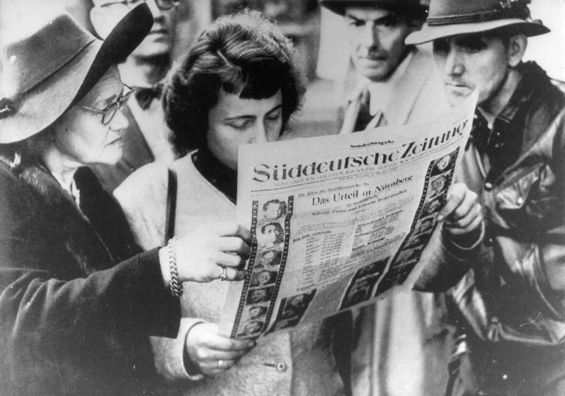 Duitsers lezen over de uitkomst van het proces, oktober 1946.