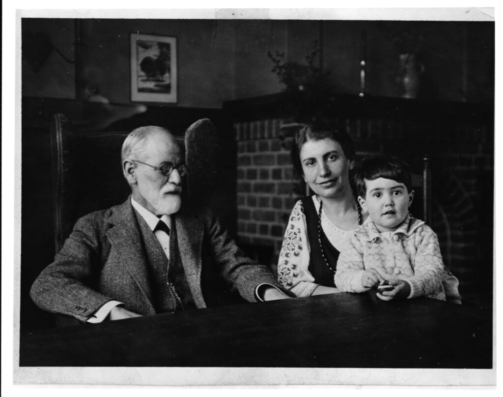 Sigmund Freud met zijn dochter Anna en kleindochter Eve, de dochter van Oliver en Henny Freud, 1927.