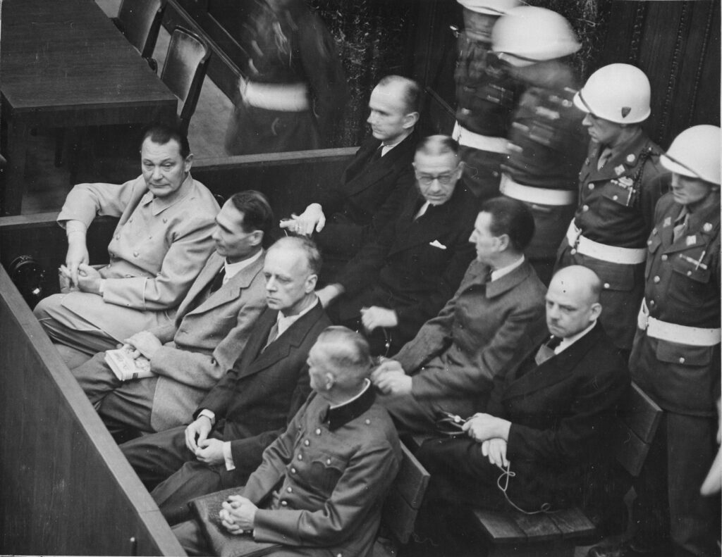 Göring (zittend uiterst links) met andere beklaagden tijdens het Proces van Neurenberg,