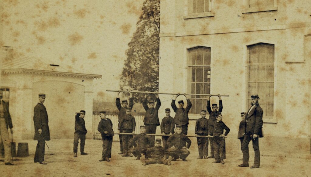 Gymnastiekles in een protestants opvoedingstehuis voor jongeren met gedragsproblemen, 1879.