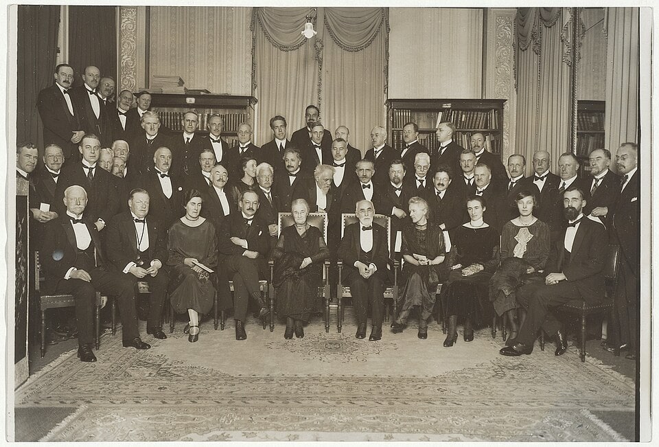 De huldiging van Lorentz in het Hodshonhuis met Curie, Einstein en Bohr.