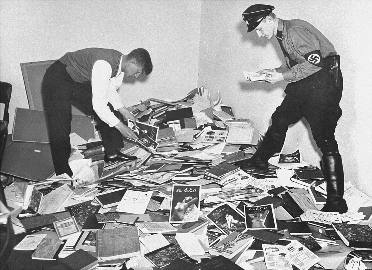 Nazi's plunderen het instituut