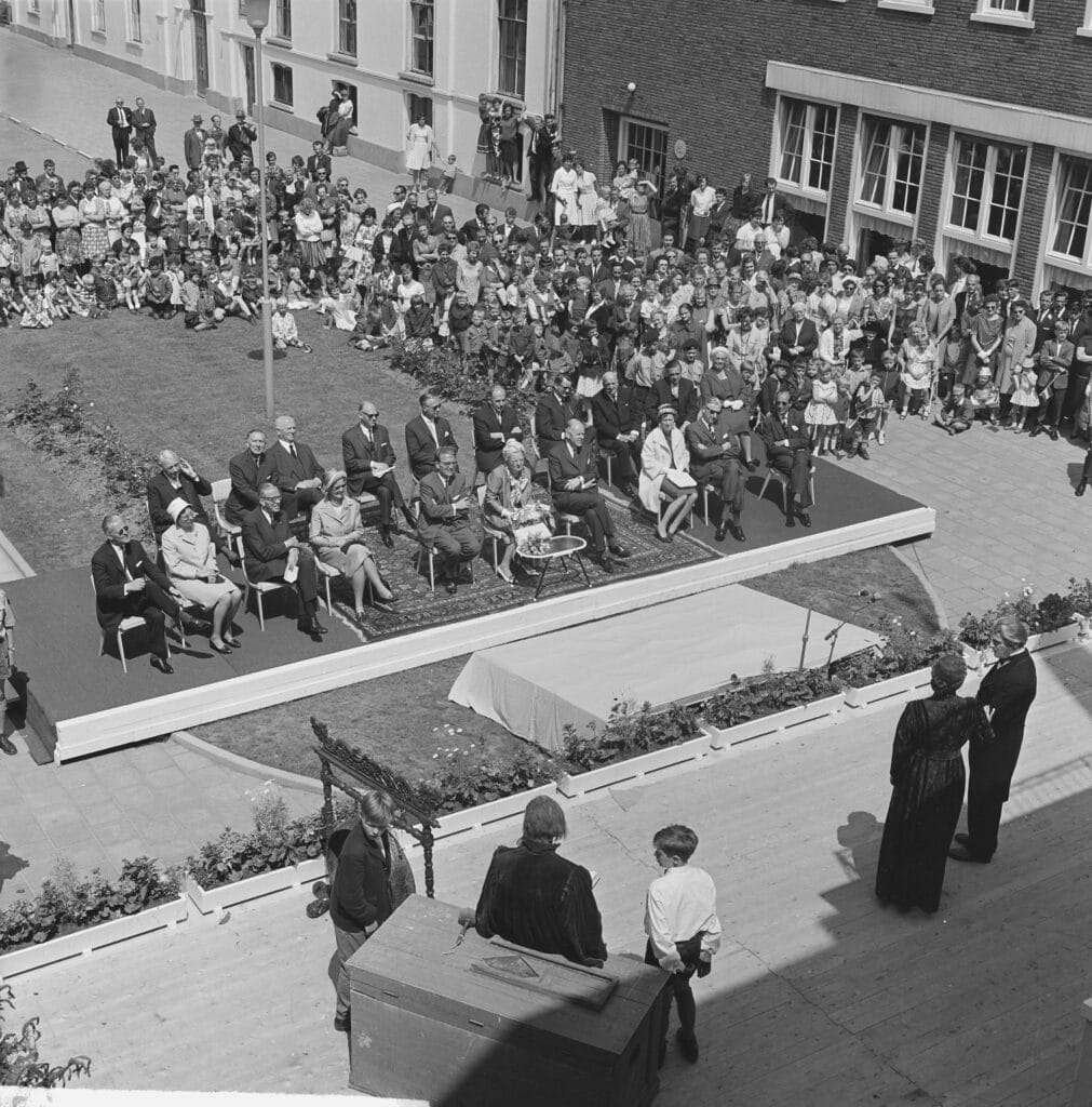 Koningin Juliana brengt in 1963 een bezoek aan kinderdorp Neerbosch, een kinderbeschermingsinstelling in Nijmegen.