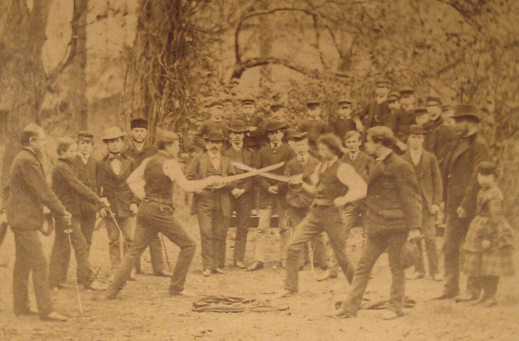 Leerlingen krijgen schermles op Noorthey, 1872.