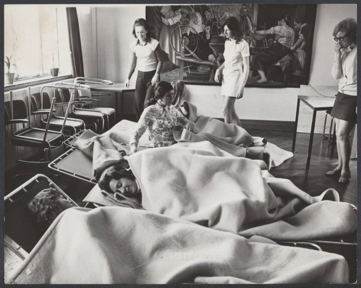 Vrouwelijke bezetters van de ENKA-fabriek in Breda, 19 september 1972.