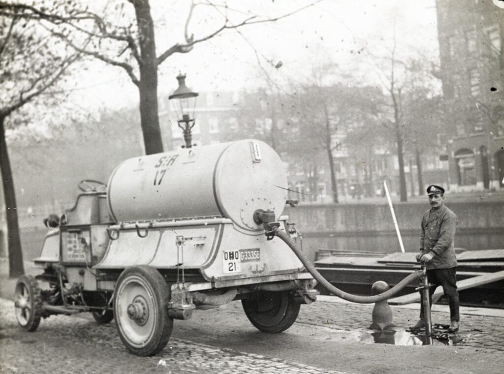 Elektrische sproeiwagen van de stadsreiniging in Amsterdam