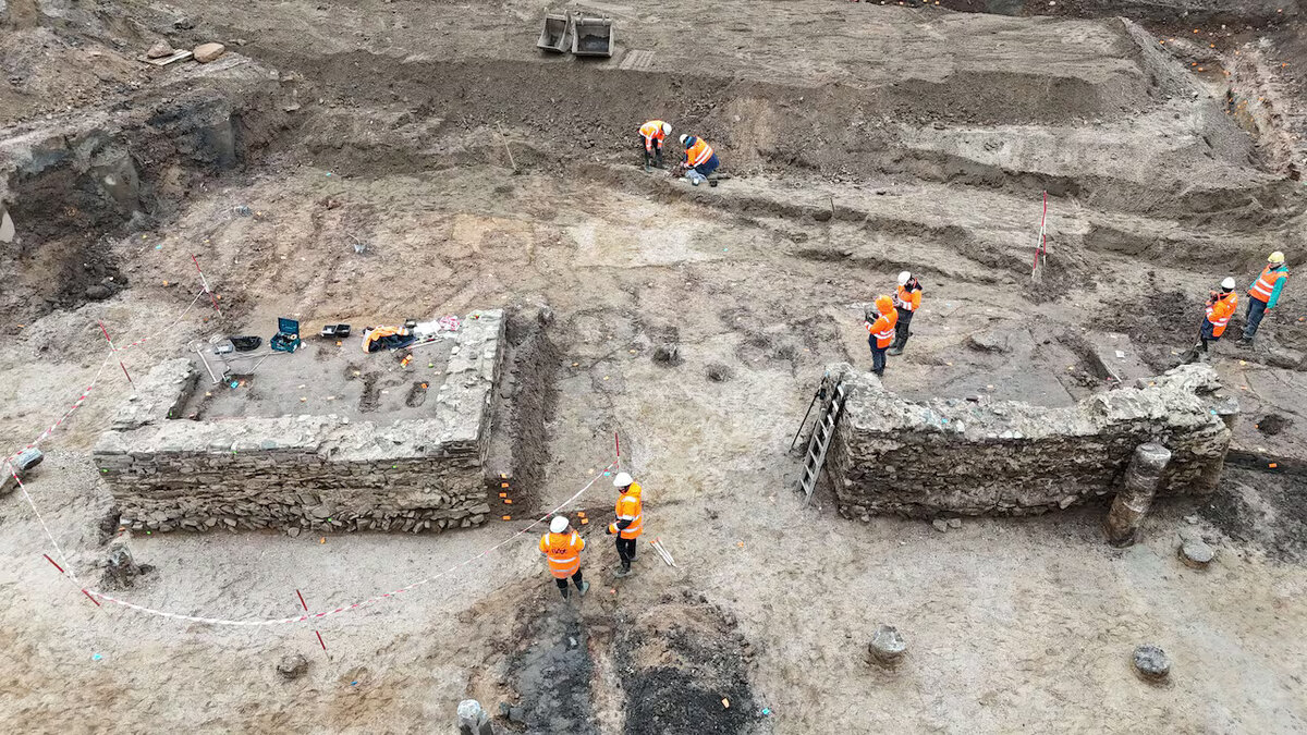 Archeologen leggen de fundering van een Romeins badhuis bloot in Nijmegen, 2026.