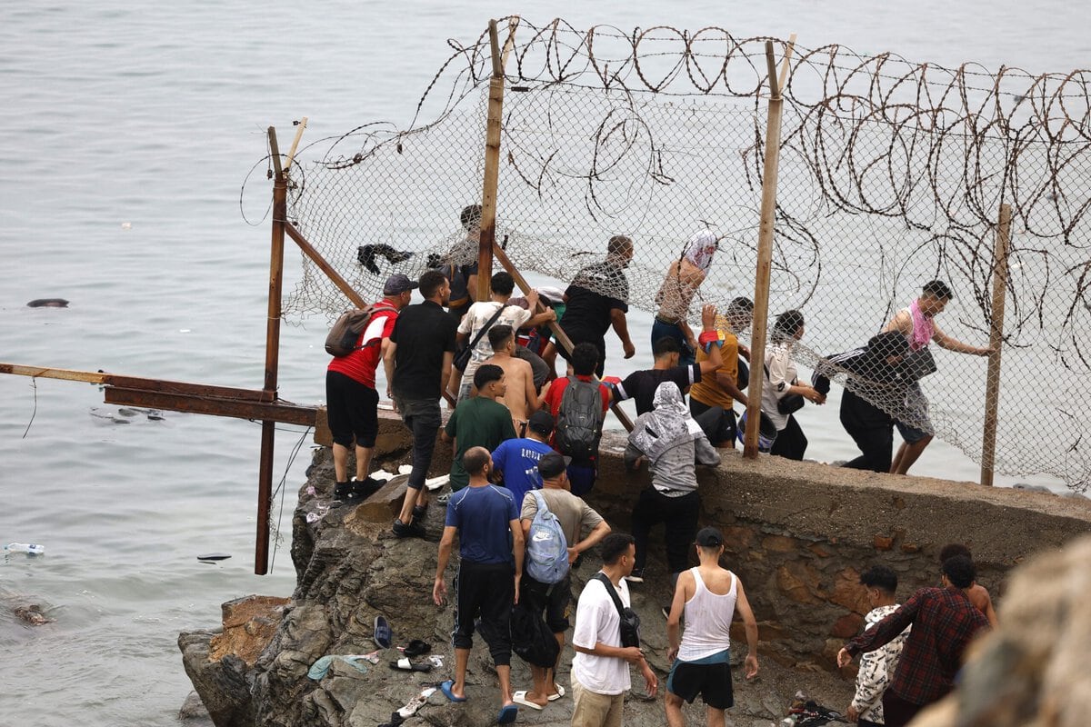 Tienduizenden Marokkanen proberen bij Ceuta de grens over te steken.