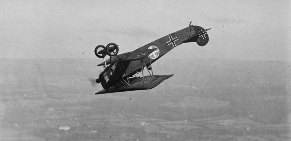 Een Fokker D.VII van het Amerikaanse leger maakt een looping, circa 1918.