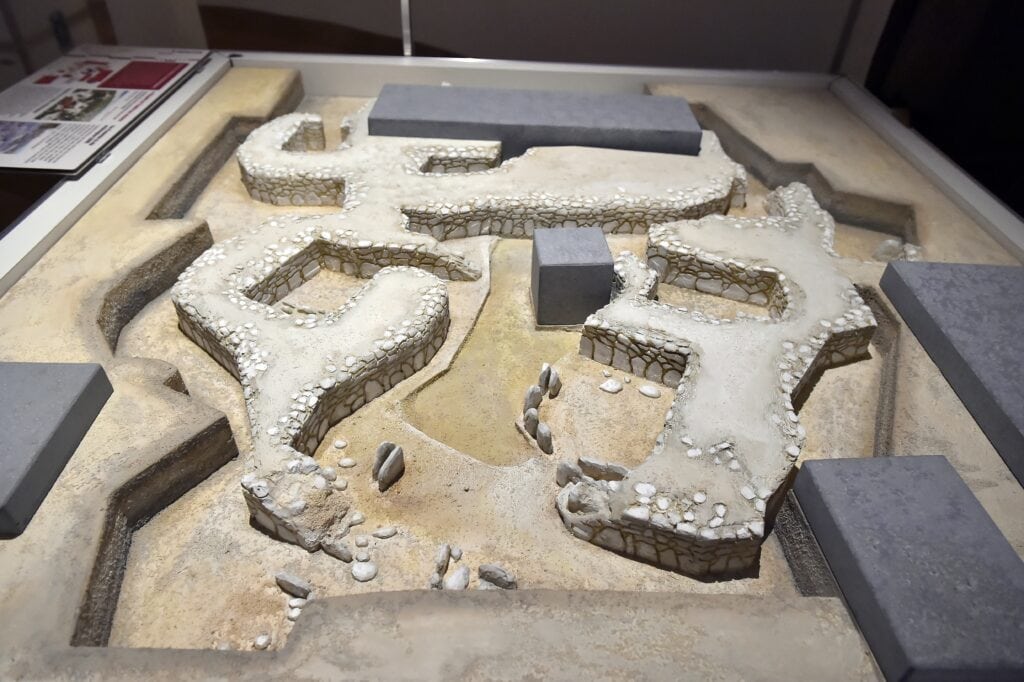 Een maquette toont de opgravingen op Tromelin. Nantes, oktober 2015