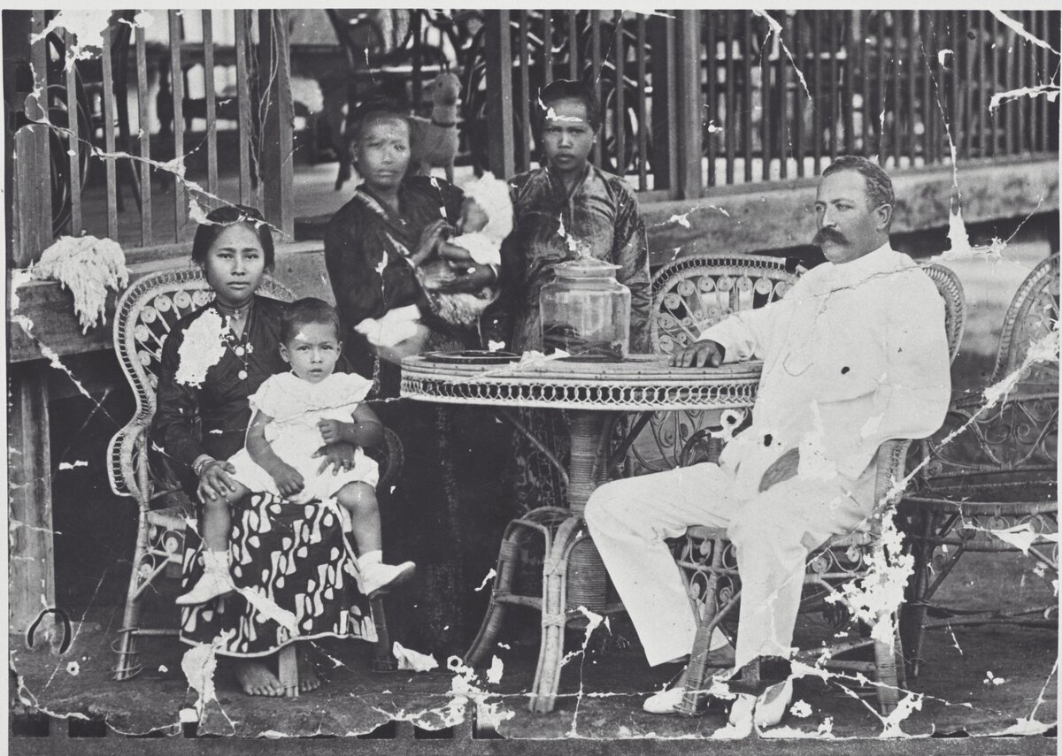 Een planter met zijn njai en kinderen. Sumatra, circa 1900.