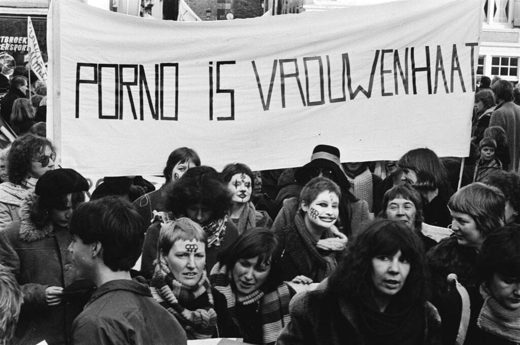 Demonstratie in 1980 Utrecht onder motto Vrouwen tegen porno.