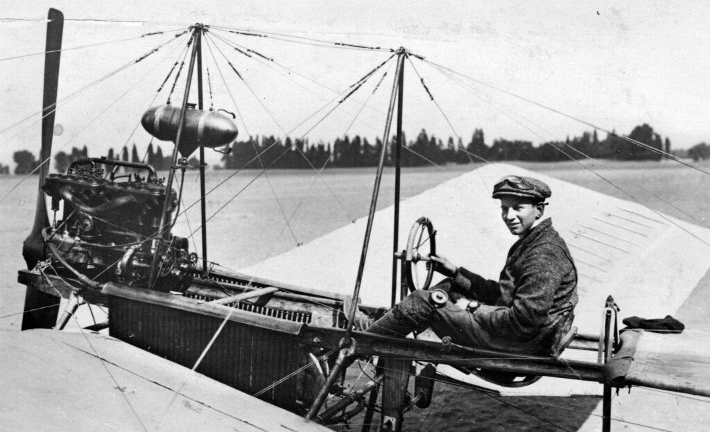 Fokker in zijn vliegtuig de Spin, circa 1911.