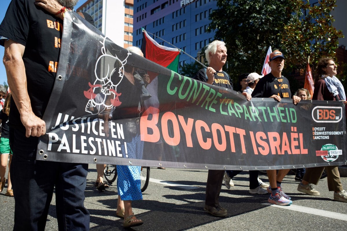 Tijdens een protest in Toulouse roept BDS op tot een boycot van Israël, september 2025
