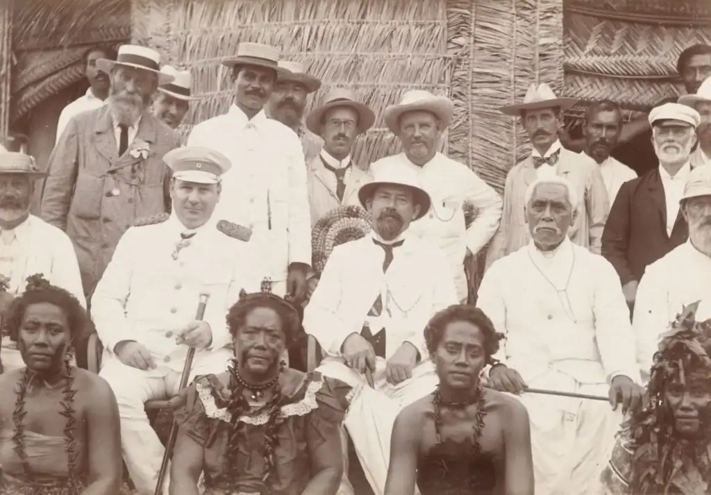 Gouverneur Wilhelm Solf (witte kleding, zittend links) zorgt voor economische groei op Samoa.