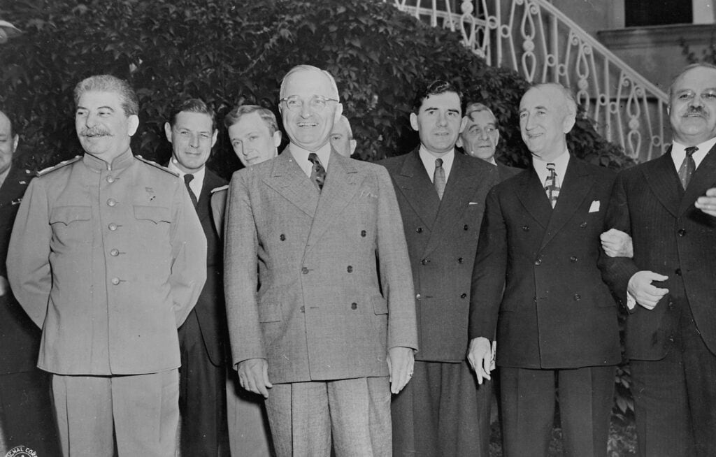 Gromyko staat rechts van president Harry S. Truman (midden, met bril). Links van Truman staat Jozef Stalin. Conferentie van Potsdam, 18 juli 1945.