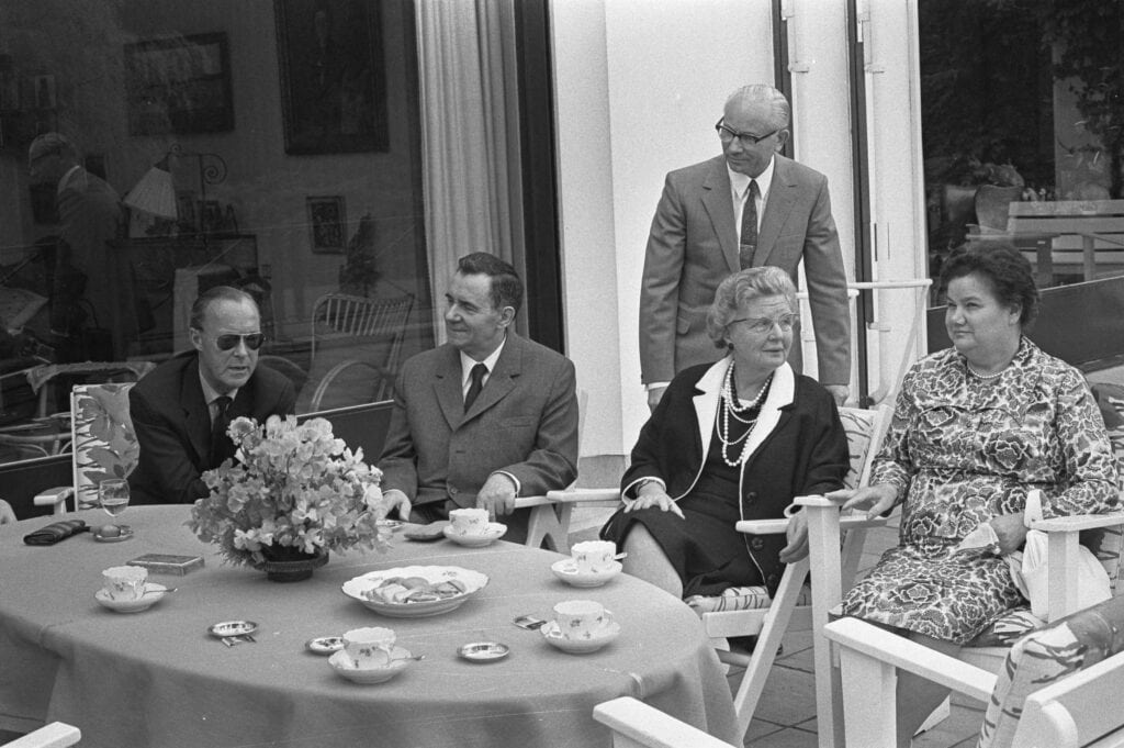 Gromyko tussen prins Bernhard en koningin Juliana op Paleis Soestdijk, juli 1972.