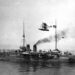 Hr. Ms. De Zeven Provinciën en een watervliegtuig van de marine.