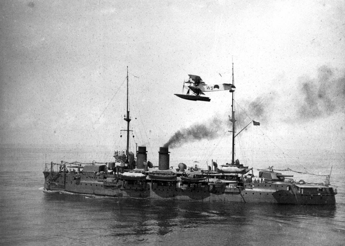 Hr. Ms. De Zeven Provinciën en een watervliegtuig van de marine.