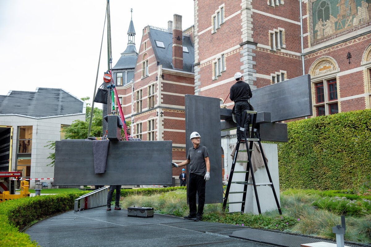 Installatie van Signaal 1 en 2 in de tuinen van het Rijksmuseum, 2024.