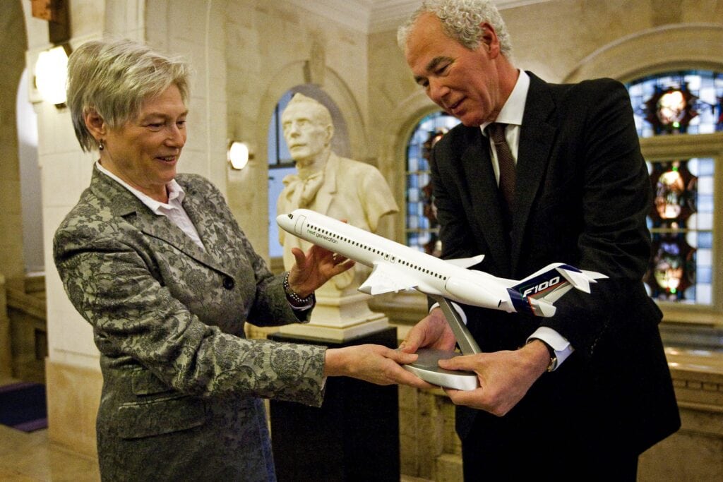 Jaap Rosen Jacobson en demissionair minister van Economische Zaken Maria van der Hoeven bekijken een schaalmodel van ‘Fokker Next Gen’, 10 maart 2010.