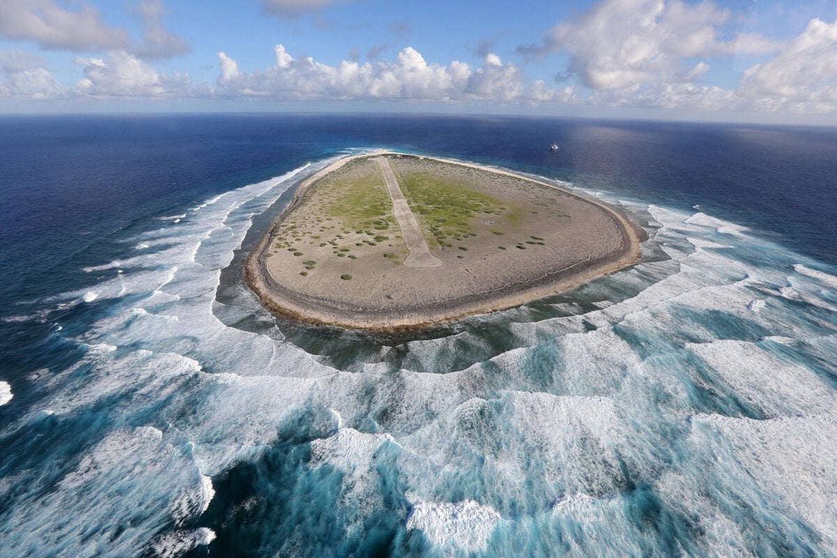 Luchtfoto van het eiland Tromelin, sinds 1954 met landingsbaan, april 2013.