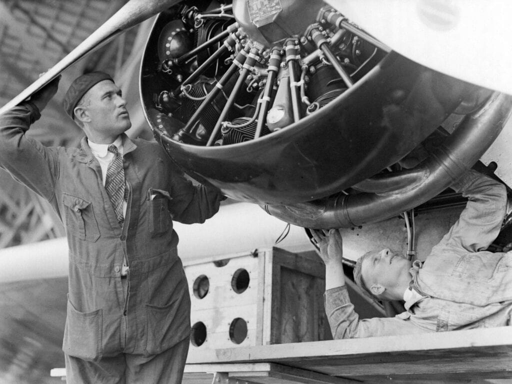 Monteur bij de propeller van de Fokker F.XXXVI ‘Arend’ in de hangar, 1934.