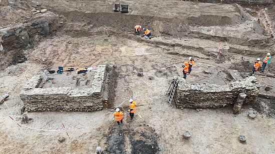 Archeologen leggen de fundering van een Romeins badhuis bloot in Nijmegen, 2026.