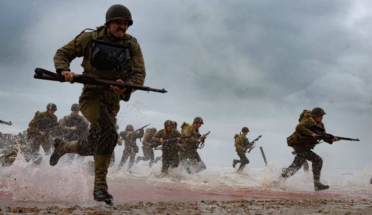 Soldaten bestormen het strand van Normandië in Pressure.