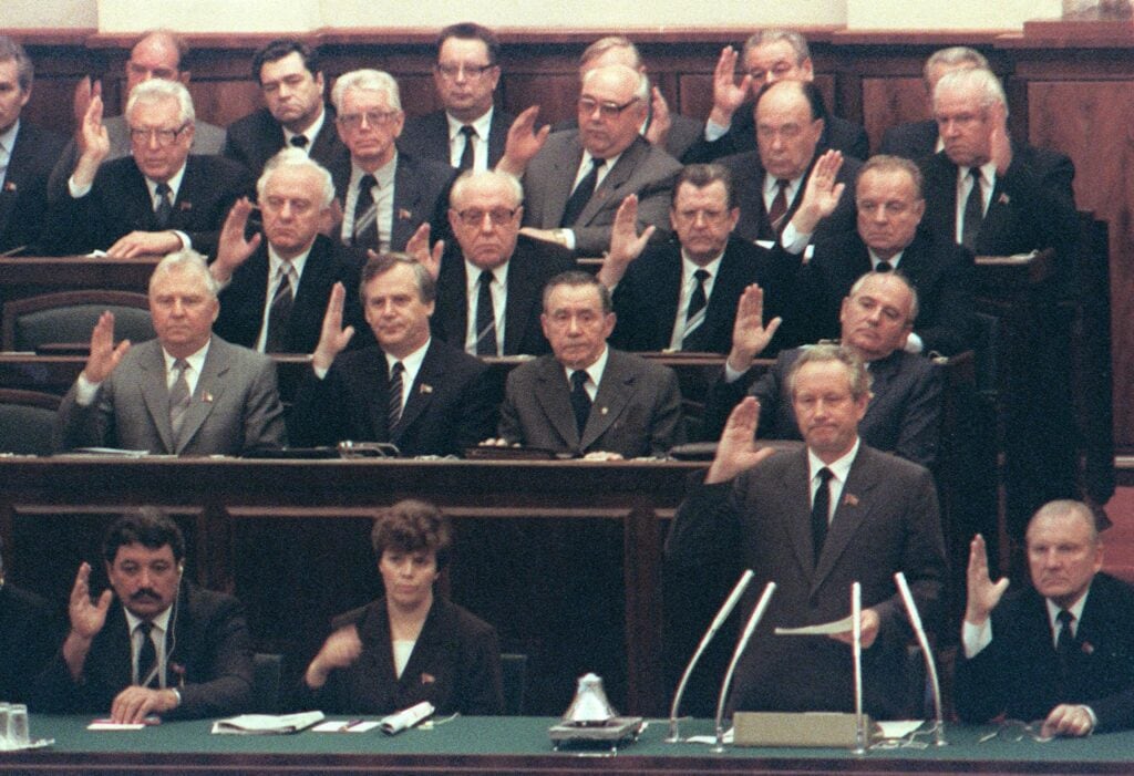 Stemming in de Opperste Sovjet over de verkiezing van Michail Gorbatsjov tot staatshoofd. Met op de eerste rij Gromyko (midden) en Gorbatsjov (rechts), 1 oktober 1988.