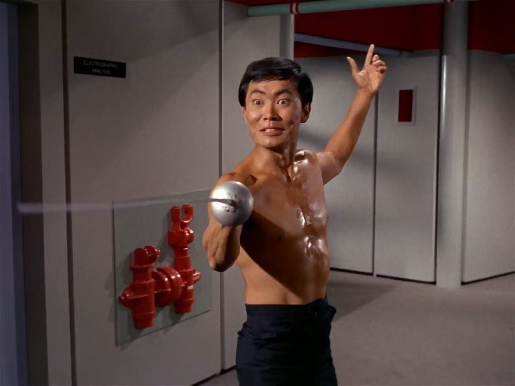 Sulu met zijn lans in Star Trek.