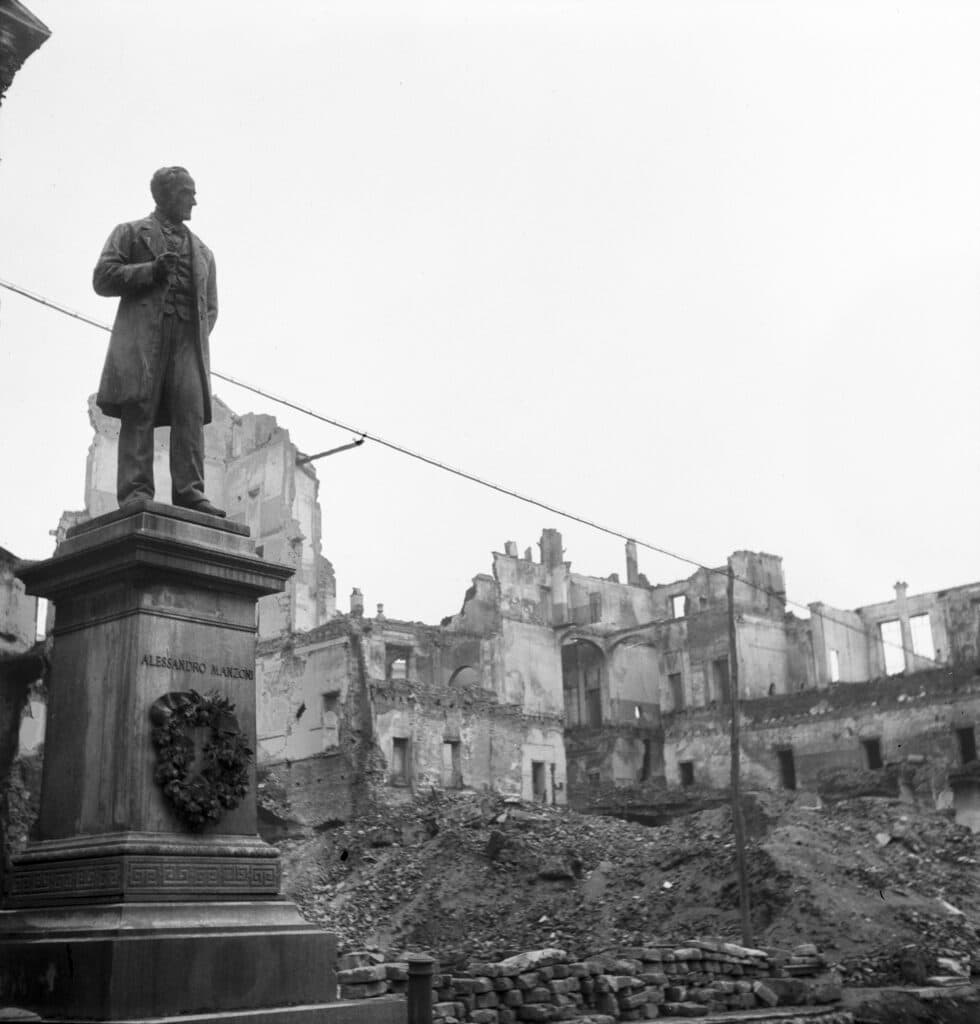 In februari 1946 zijn grote delen van Milaan verwoest. Een standbeeld van de negentiende-eeuwse dichter Alessandro Manzoni staat nog wel overeind.
