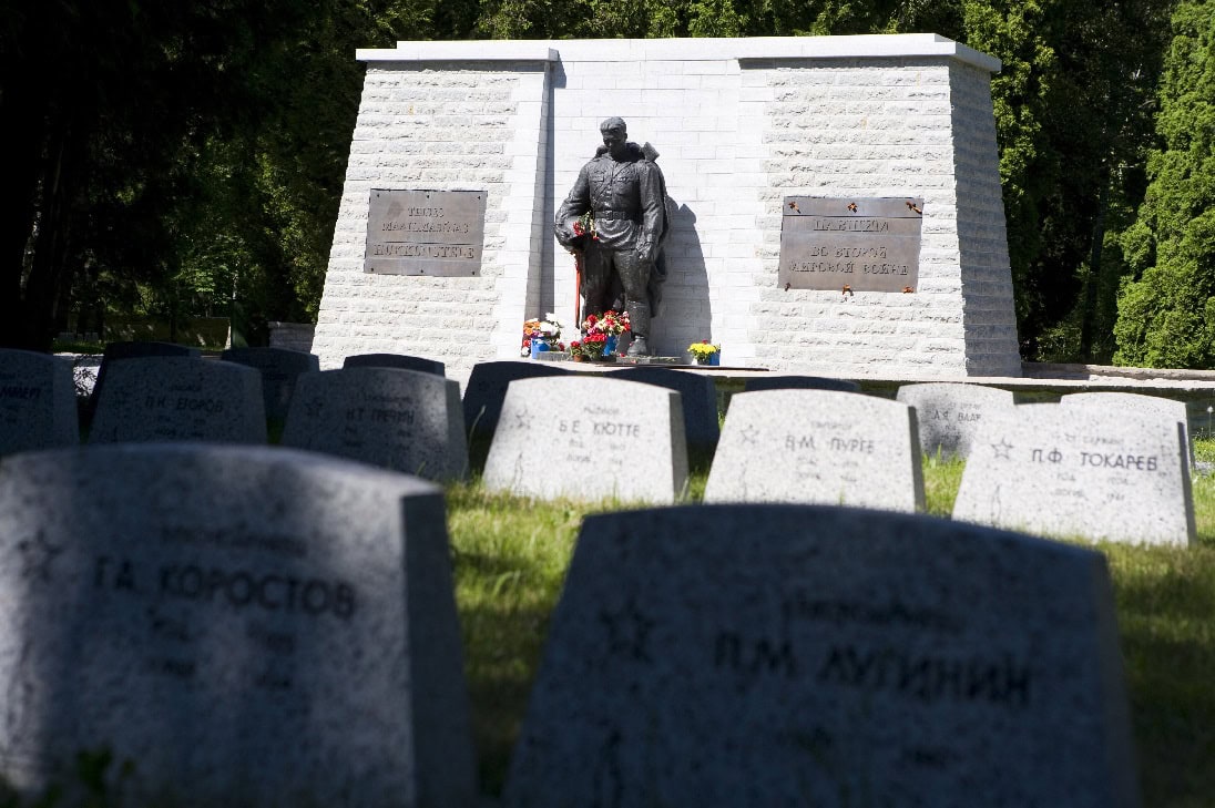 De Bronzen Soldaat (Estisch: Pronkssõdur) in Tallinn is een omstreden Sovjet-oorlogsmonument uit de Tweede Wereldoorlog.