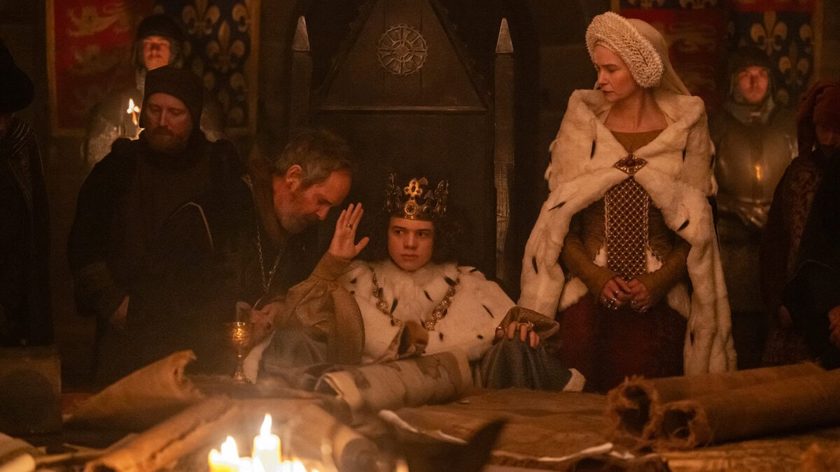 Tom Hollander als Sir Robert Hales, Woody Norman als Koning Richard II en Katherine Waterston als Joan of Kent.
