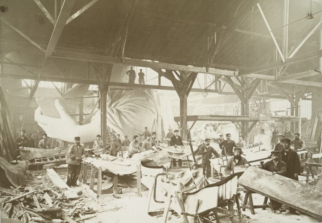 Arbeiders in de werkplaats van Bartholdi maken de koperplaten die de buitenkant van het beeld zullen bekleden, 1883.