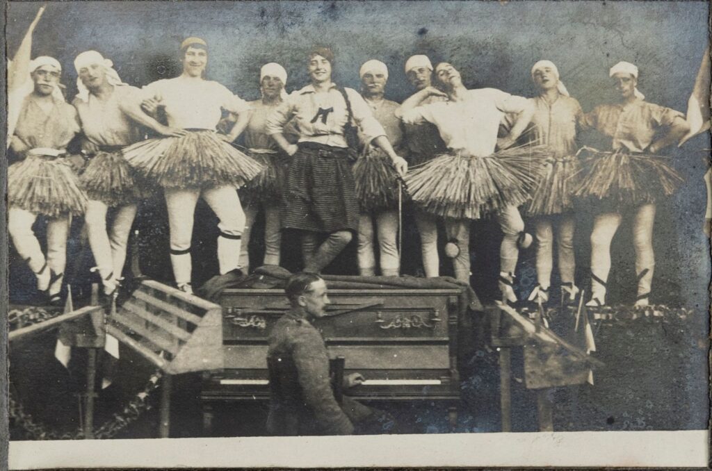 De regisseur liet zich inspireren door archieffoto's van revues aan het front, zoals deze voorstelling op 6 augustus 1916. 