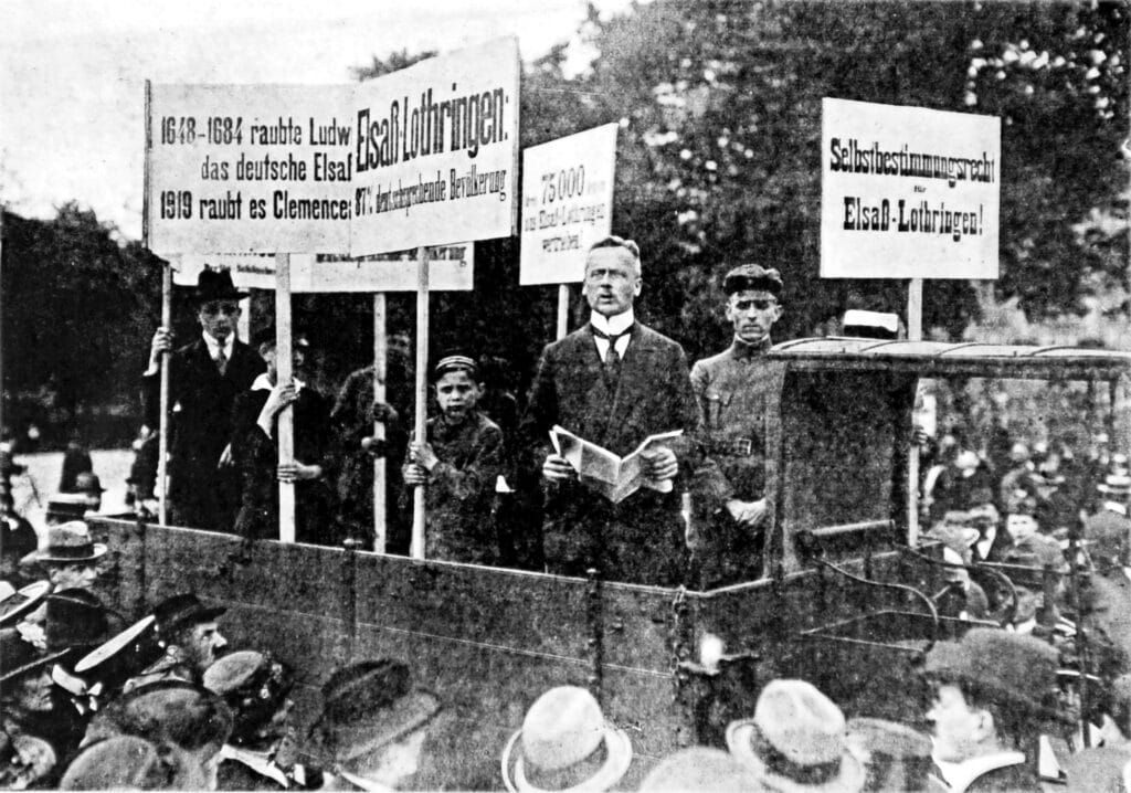 De burgemeester van de Berlijnse voorstad Schöneberg, Alexander Dominicus, demonstreert tegen de annexatie van ElzasLotharingen, 31 mei 1919.