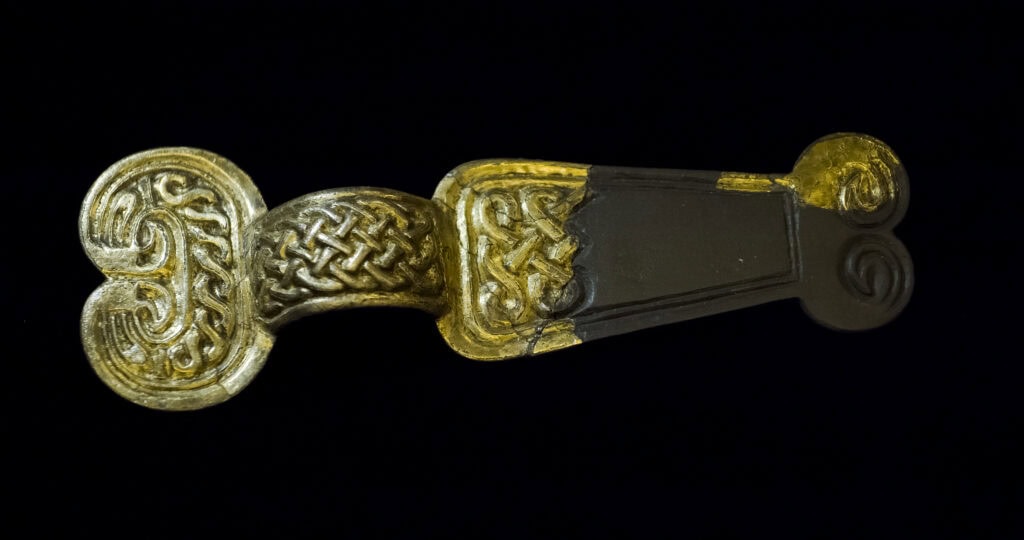 Oud Viking zwaard met ingewikkelde patronen en inscripties.